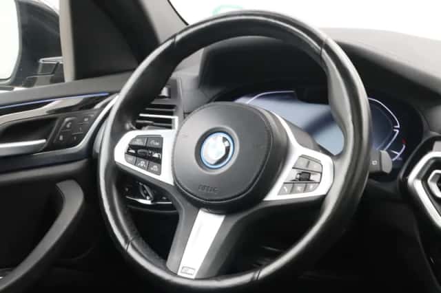BMW iX3 (2022) thumbnail 2