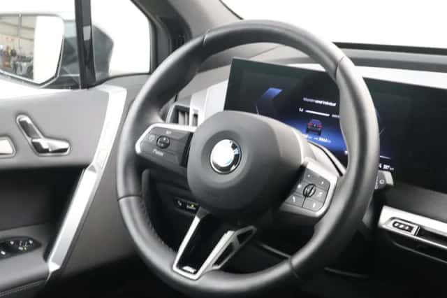 BMW iX (2025) thumbnail 2