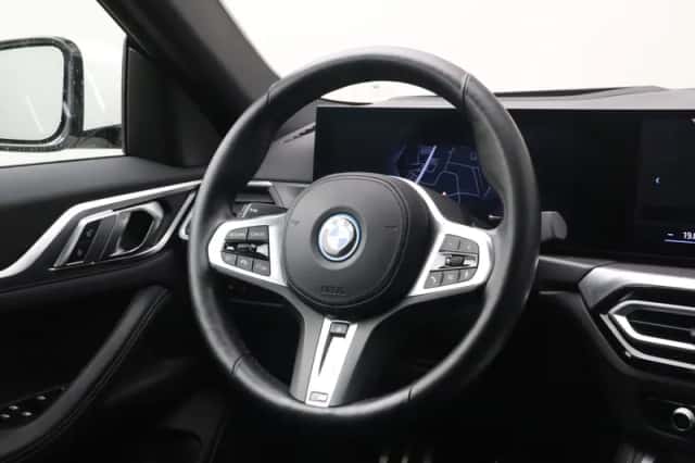BMW i4 (2023) thumbnail 2