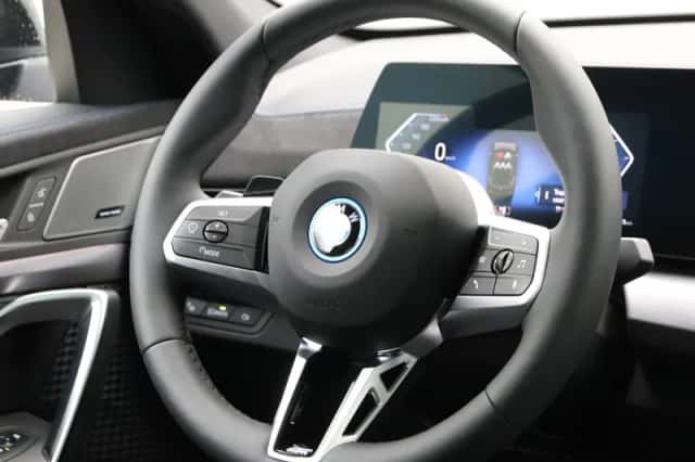 BMW iX2 (2025) thumbnail 2