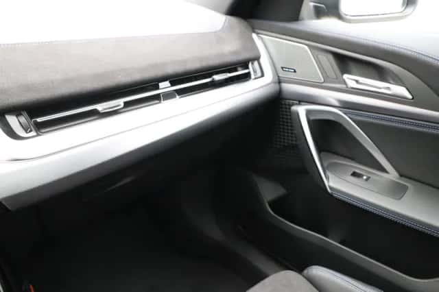 BMW iX2 (2025) thumbnail 15