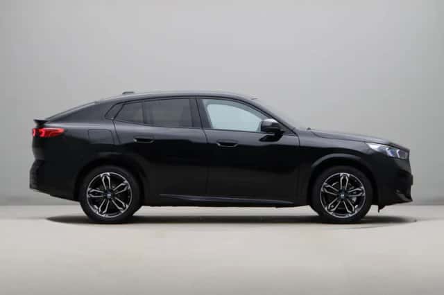 BMW iX2 (2025) thumbnail 8