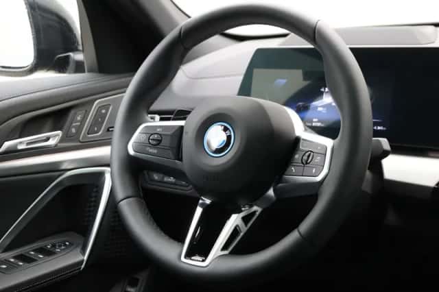 BMW iX2 (2026) thumbnail 2