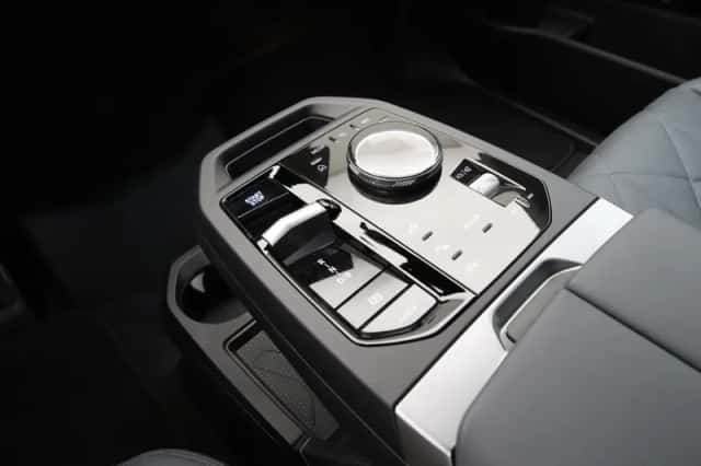 BMW iX (2026) thumbnail 18