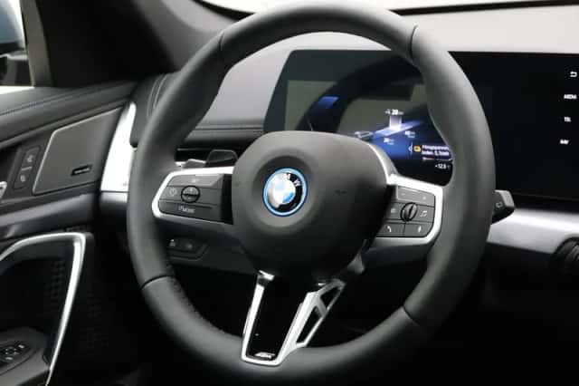 BMW iX1 (2026) thumbnail 2