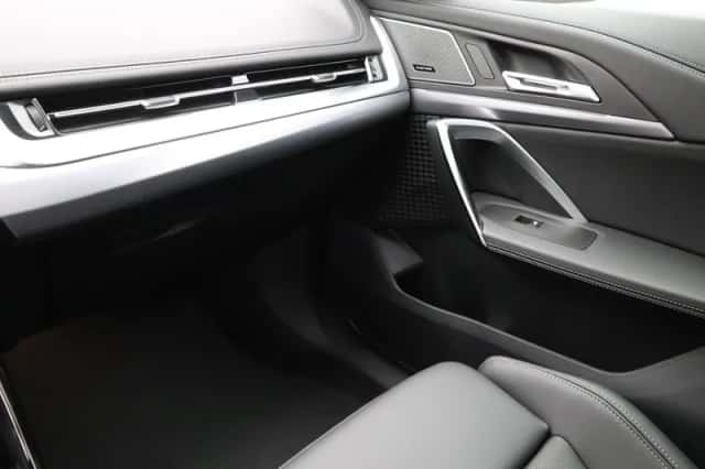 BMW iX1 (2026) thumbnail 15