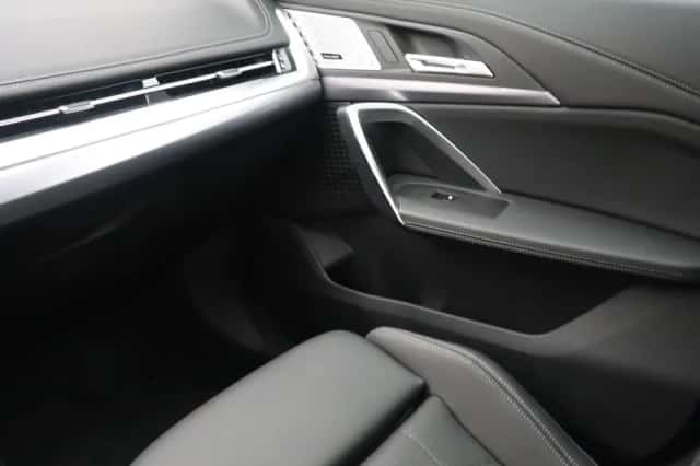 BMW iX1 (2026) thumbnail 15