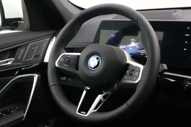 BMW iX1 (2026) thumbnail 2