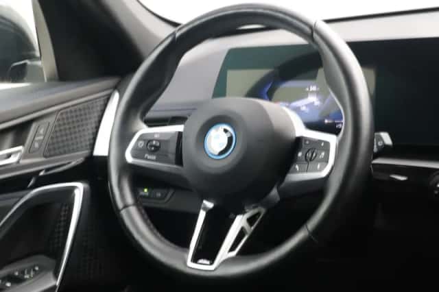 BMW iX1 (2023) thumbnail 2