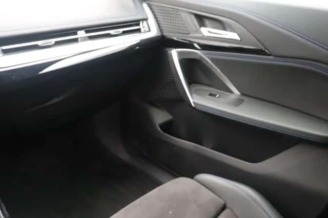 BMW iX1 (2023) thumbnail 13