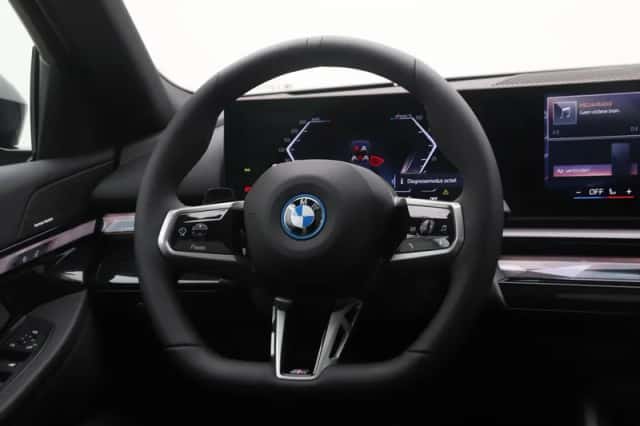 BMW i5 (2026) thumbnail 2