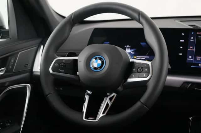 BMW iX1 (2026) thumbnail 2
