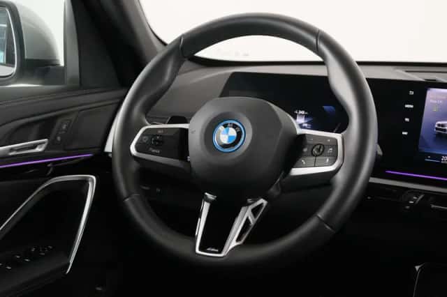 BMW iX1 (2025) thumbnail 2