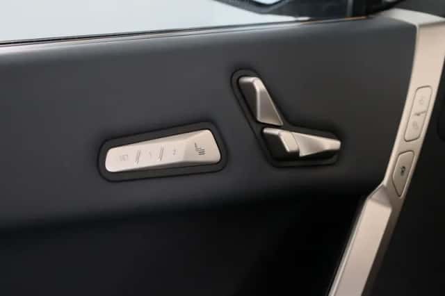BMW iX (2022) thumbnail 17