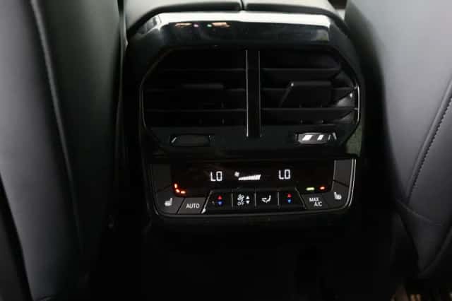 BMW iX (2022) thumbnail 22