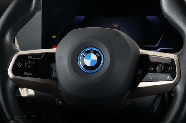 BMW iX (2022) thumbnail 23