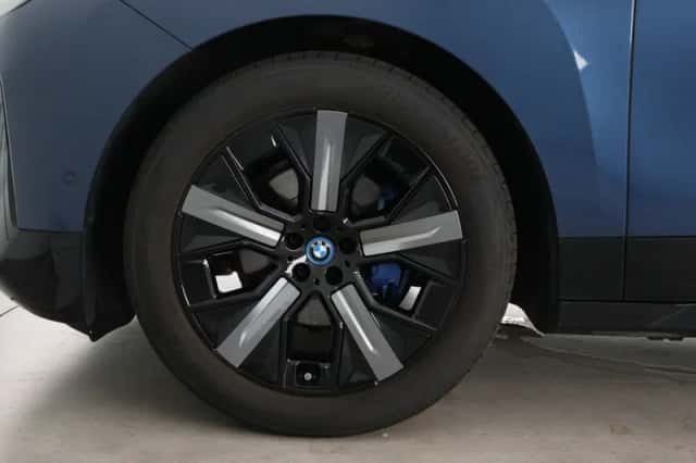 BMW iX (2022) thumbnail 30