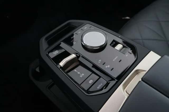 BMW iX (2022) thumbnail 9