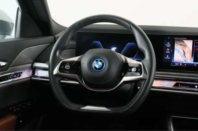 BMW i7 (2022) thumbnail 2