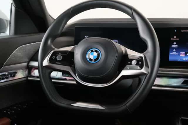 BMW i7 (2022) thumbnail 2