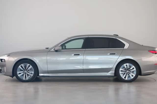 BMW i7 (2022) thumbnail 11