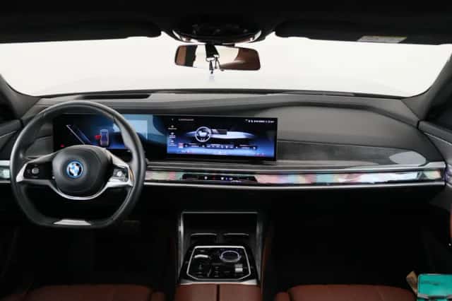 BMW i7 (2022) thumbnail 12