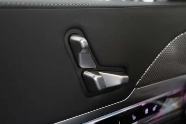 BMW i7 (2022) thumbnail 15