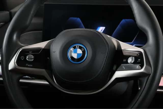 BMW i7 (2022) thumbnail 3