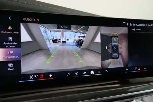 BMW i7 (2022) thumbnail 22