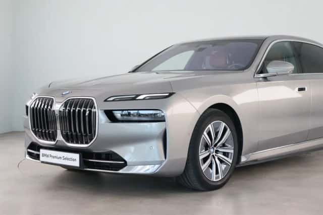 BMW i7 (2022) thumbnail 27