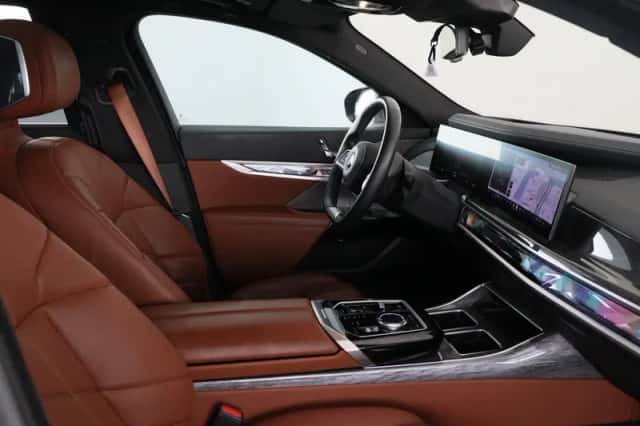 BMW i7 (2022) thumbnail 28