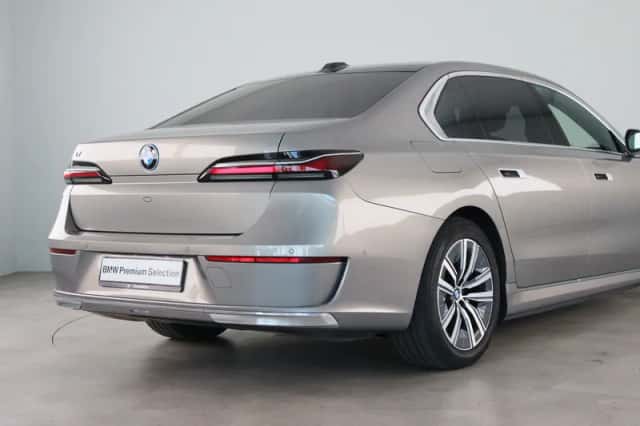 BMW i7 (2022) thumbnail 29