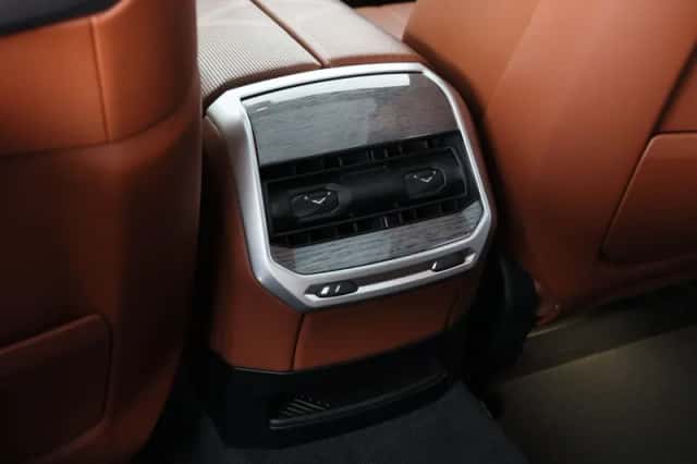 BMW i7 (2022) thumbnail 30