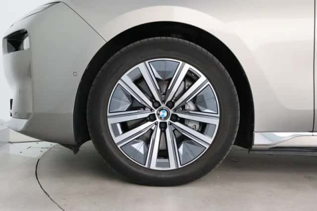 BMW i7 (2022) thumbnail 31