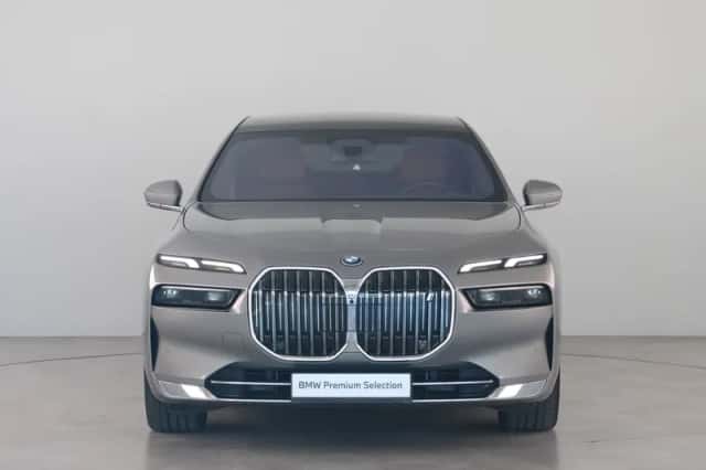 BMW i7 (2022) thumbnail 5