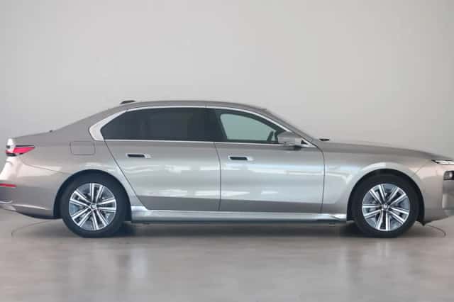 BMW i7 (2022) thumbnail 7