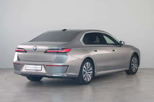 BMW i7 (2022) thumbnail 8