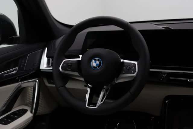 BMW iX1 (2026) thumbnail 2