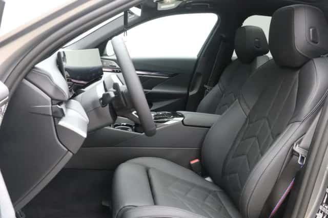 BMW i5 (2026) thumbnail 5
