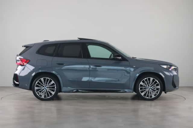 BMW iX1 (2023) thumbnail 4