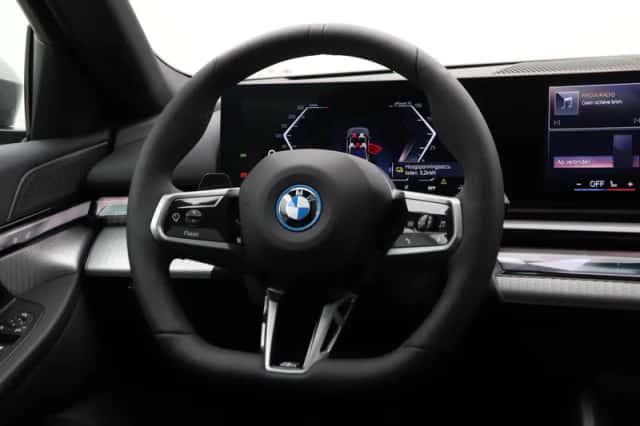 BMW i5 (2025) thumbnail 2