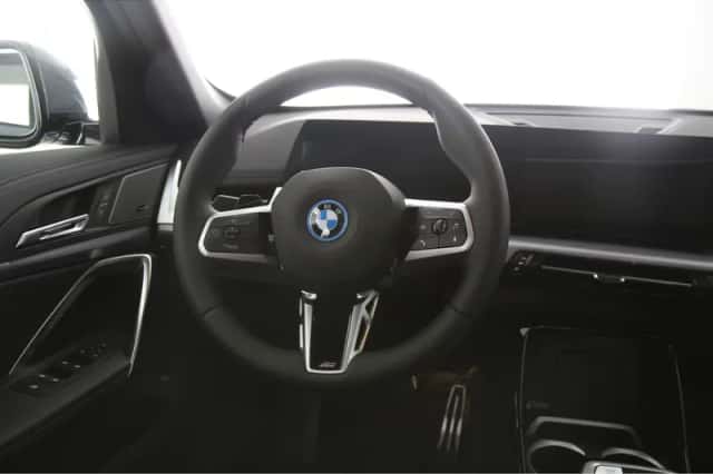 BMW iX1 (2026) thumbnail 2