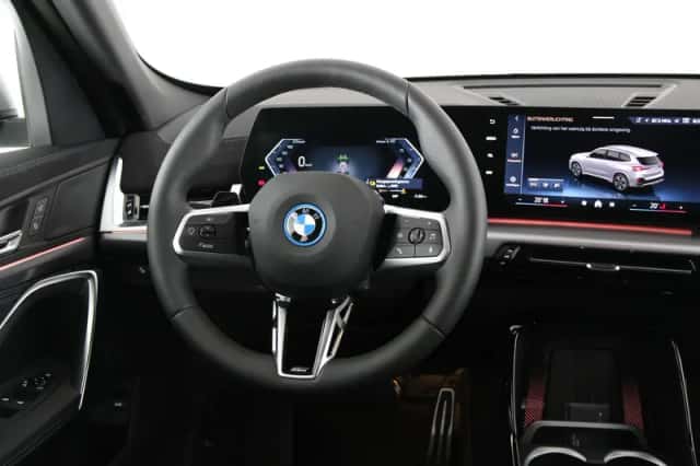BMW iX1 (2026) thumbnail 2