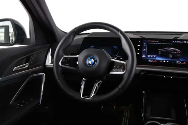BMW iX2 (2025) thumbnail 2