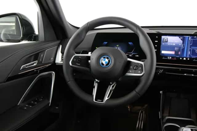 BMW iX1 (2026) thumbnail 2