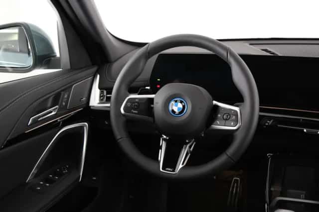 BMW iX1 (2026) thumbnail 2