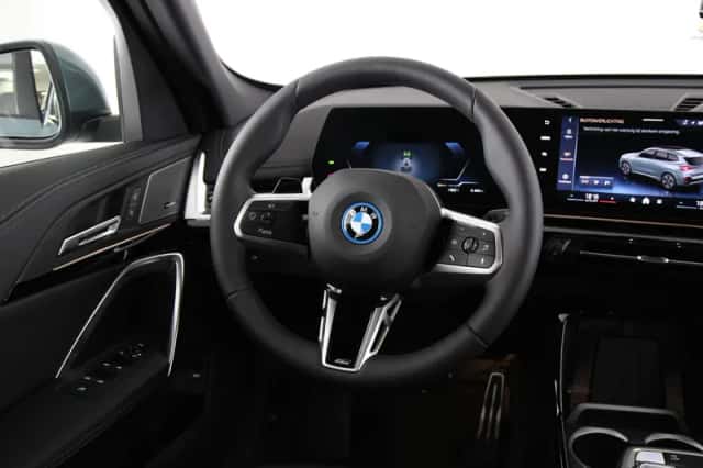 BMW iX1 (2026) thumbnail 2