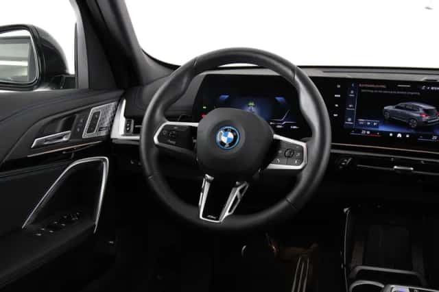 BMW iX1 (2025) thumbnail 2