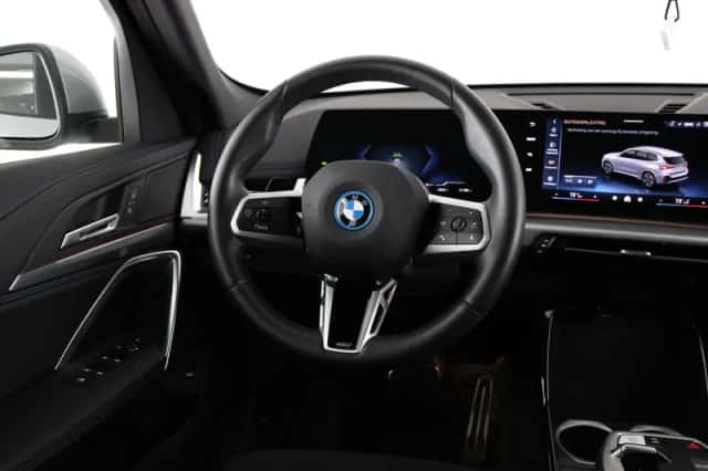 BMW iX1 (2025) thumbnail 2