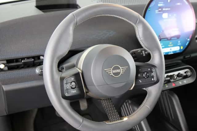 MINI Cooper (2024) thumbnail 2